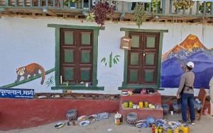 दिक्तेलमा चित्र बनाउँदै ललितकला क्याम्पसका विद्यार्थी   